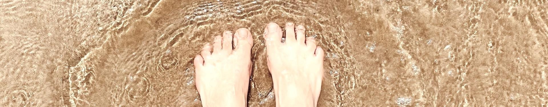Füße im Wasser