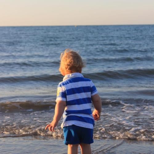 Element Wasser Ein Junge steht am Strand